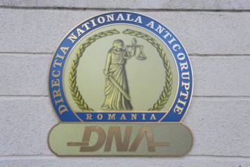 Prim procurorul Parchetului de pe lângă Judecătoria Măcin, reținut de DNA: a luat mită un viţel!
